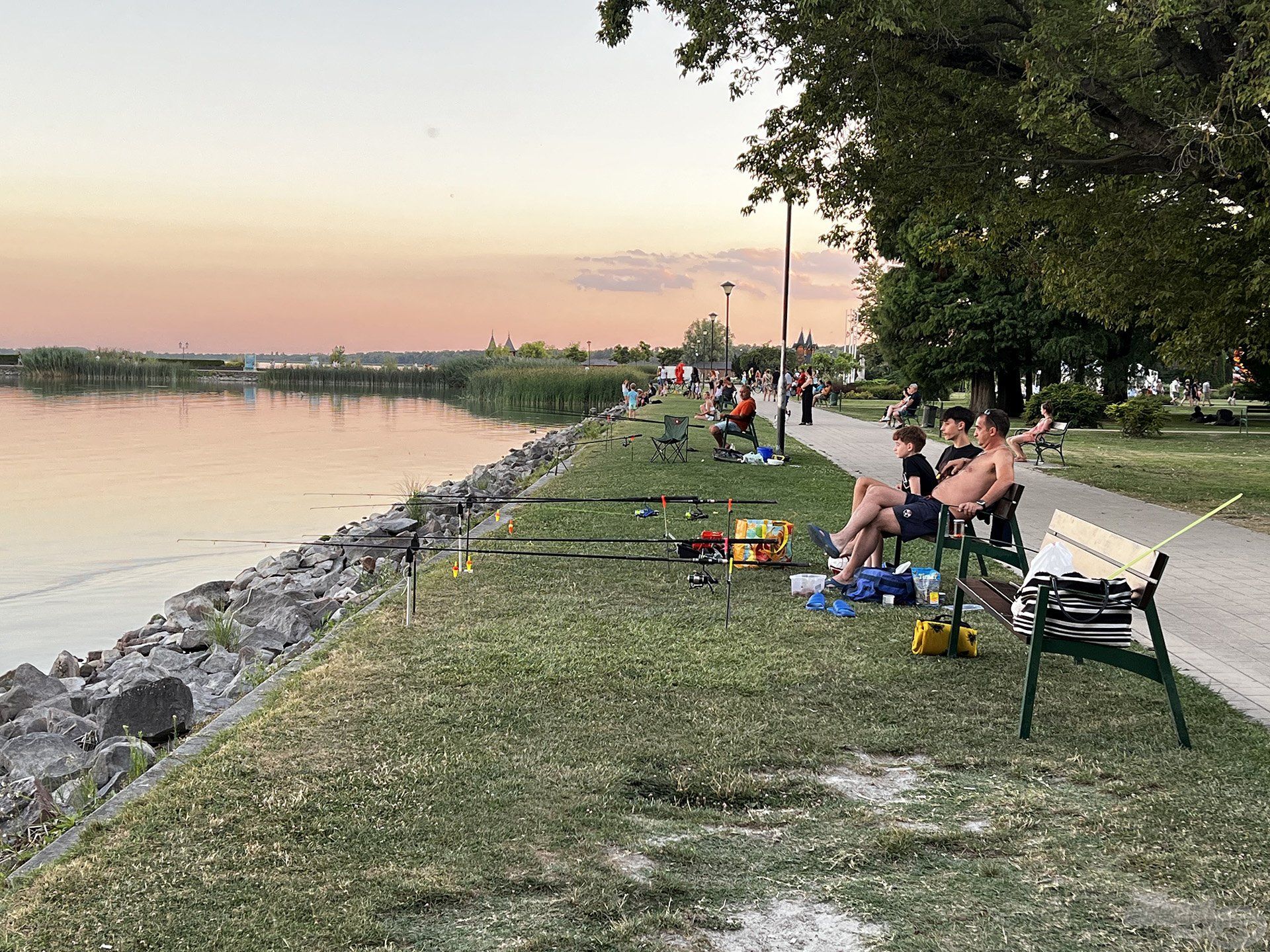 Nyáron, a naponta ide érkező sok ezer turista között, jó néhány horgász is van. Sokan nem értik, hogy miért nem tudnak napközben halat fogni? Nos, ennek jártam utána!