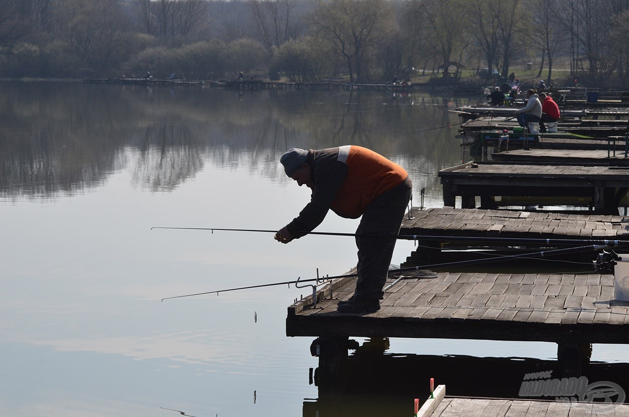 Nagy népszerűségnek örvend a tó a finomszerelékes horgászok körében, de a helyiek főként a hagyományos módszerekkel űzik a halakat