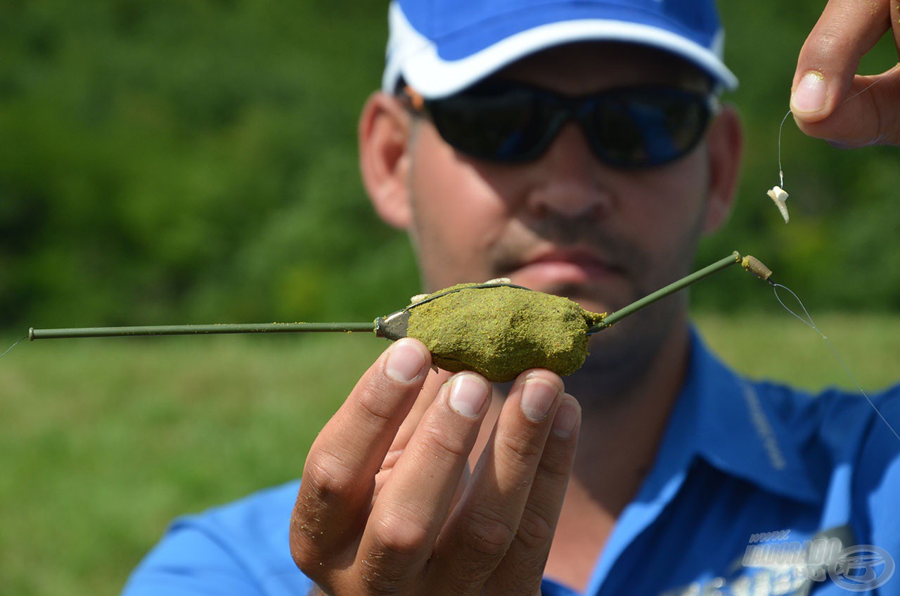 A szabályoknak megfelelő, de kissé átalakított Pellet Feeder kosár ideális a hosszú, akár 100 cm-t meghaladó horogelőkével való vízközti horgászathoz is, nulla gubanc mellett