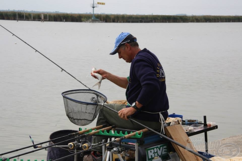 … és Sisa Józseffel, a Haldorádó Feeder Team tagjaival horgászott most is Gábor. Közösen tudták a pálya titkát megfejteni