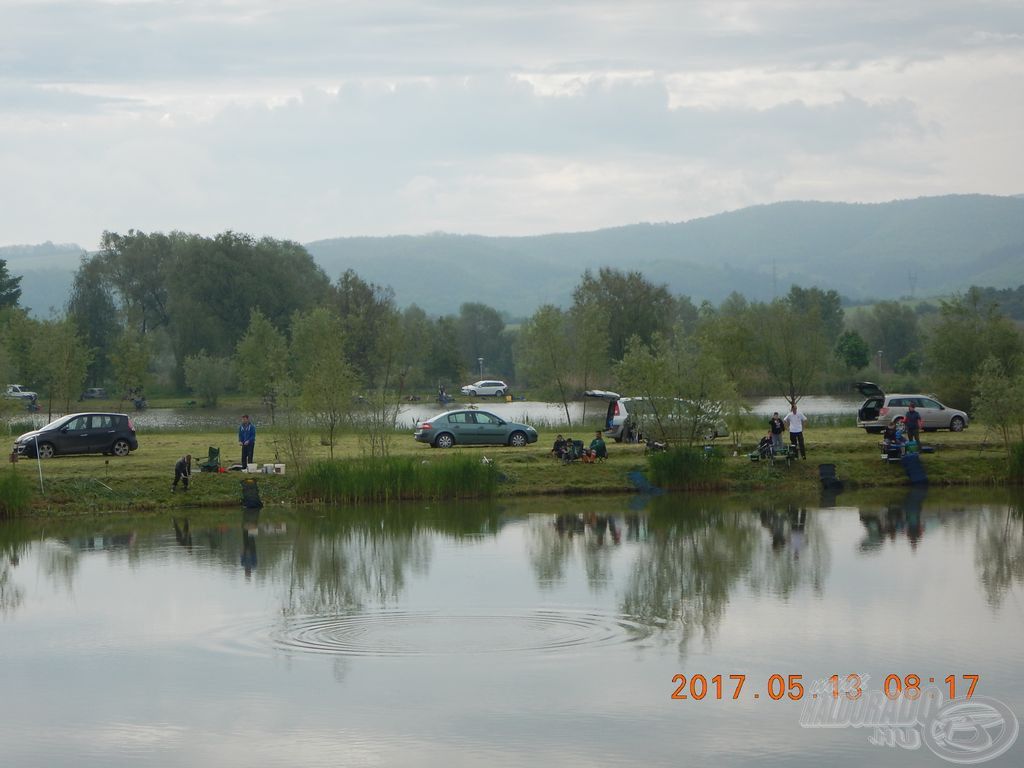 A gyermekek az Élmény-tavon