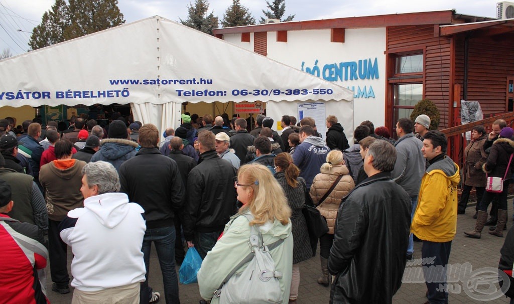 A Haldorádó Centrum előtt megtelt minden szabad terület