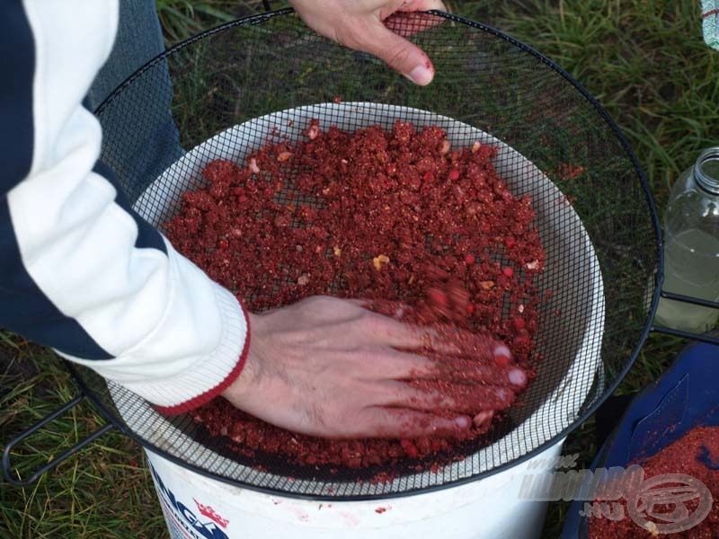 Egy közepes lyukátmérőjű szita szerintem tökéletes, mert kellően egyenletesen lehet átdolgozni rajta az etetőanyagot és a pellet szemek kiválogatására is alkalmas