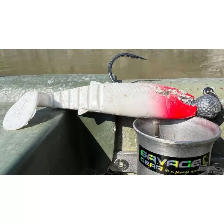 SAVAGE GEAR Cannibal Shad 15 cm - Red Head 1 db / 2